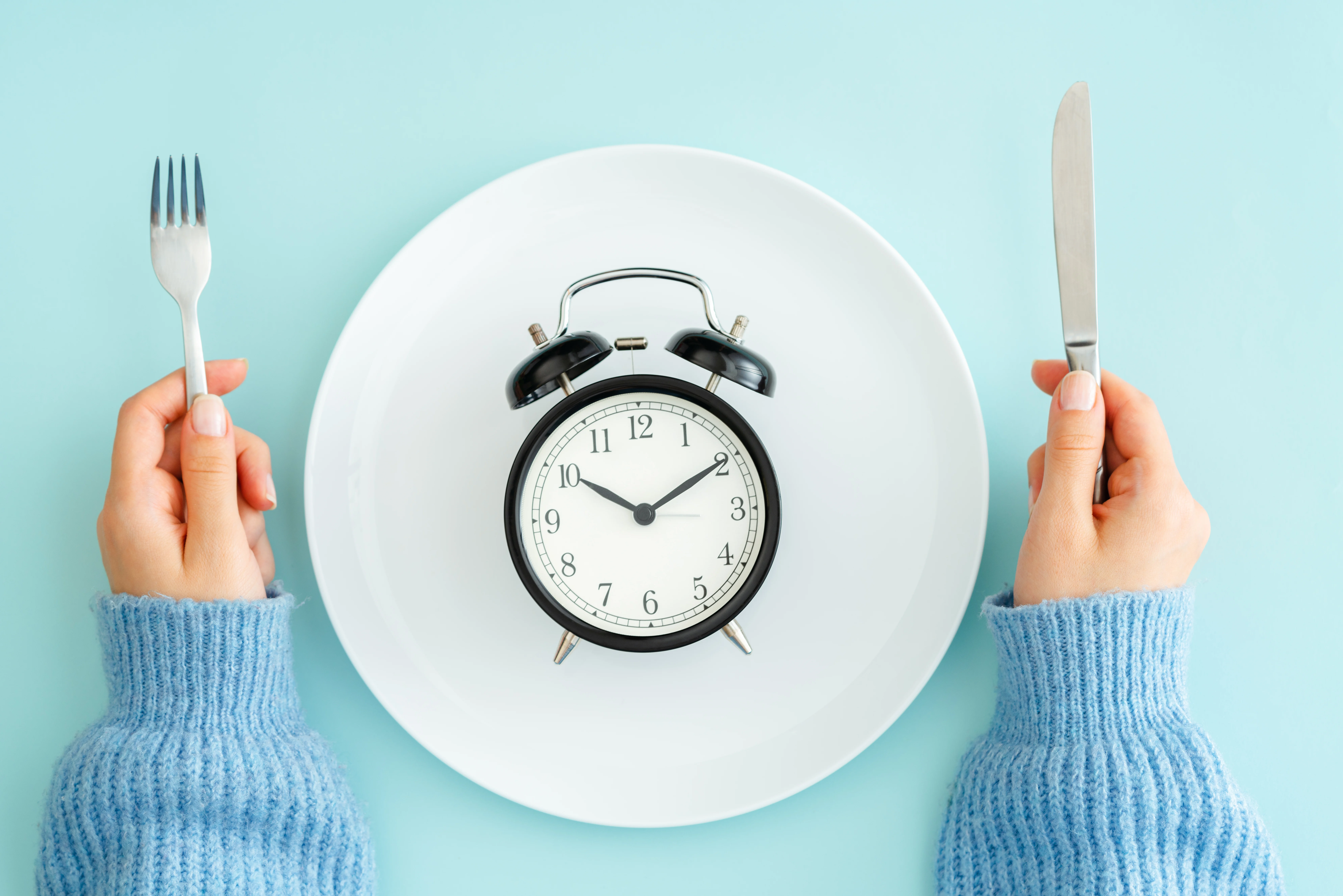 blue-breakfast-clock-concepts-plate-stockpack-gettyimages