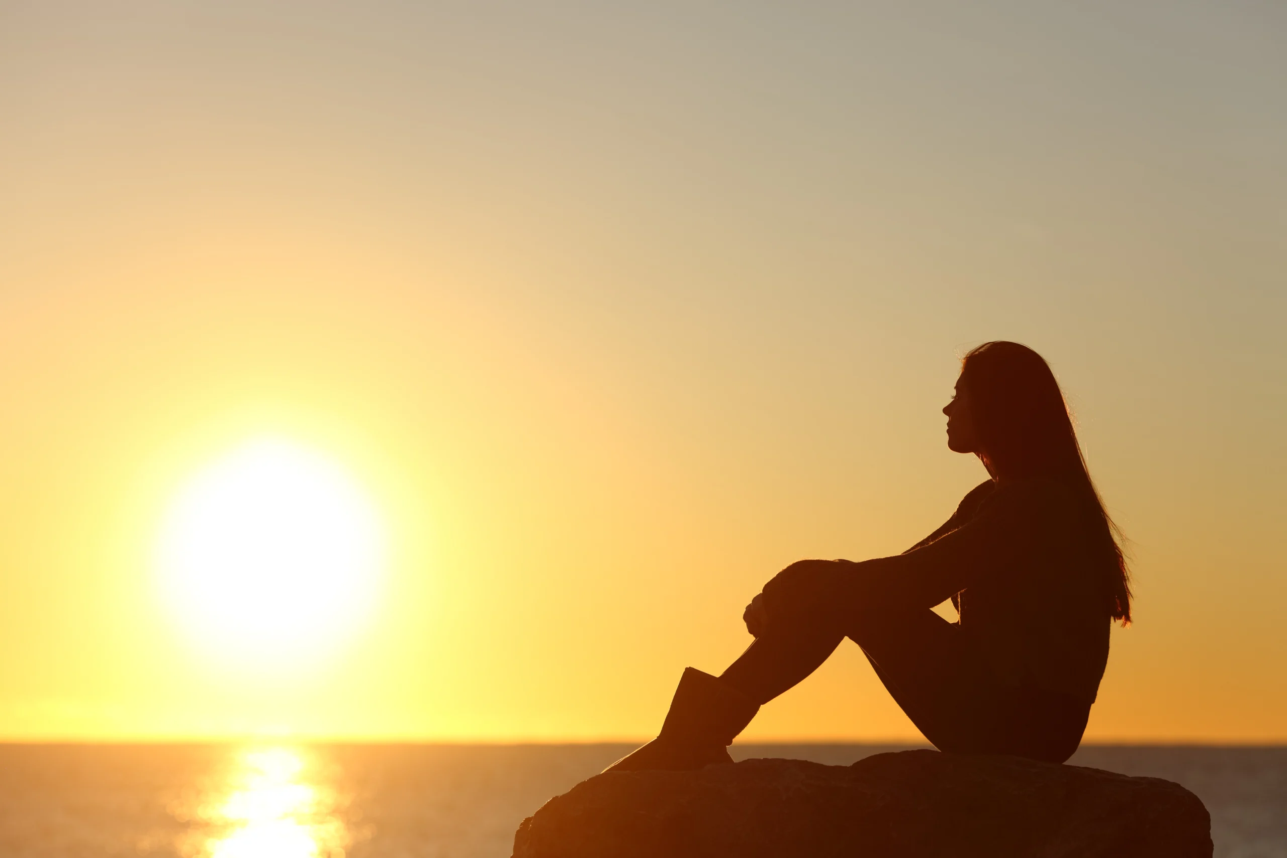 profile-of-a-woman-silhouette-watching-sun-on-the-beach-at-sunset-stockpack-gettyimages